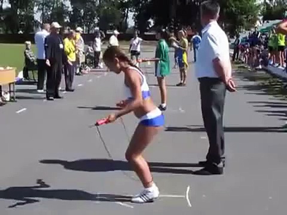 Девочка очень быстро прыгает