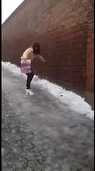 Девушка на каблуках против льда