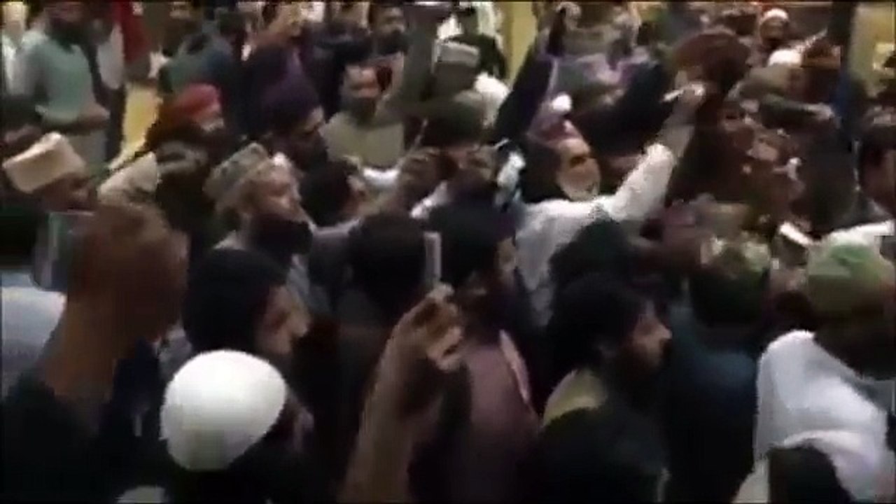 Pervaiz-Rasheed-hit-by-a-shoe-at-Karachi-Airport-Complete-Clear-Video-Footage