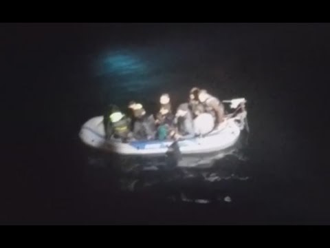 Mar Egeo - 12 migranti su gommone salvati al largo di Samos (03.03.16)