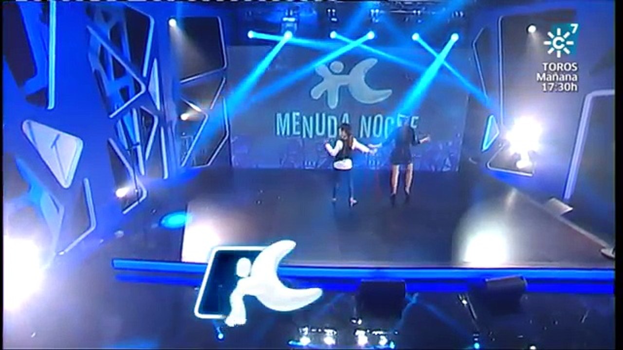 Roko y Julia cantando La ciudad en Menuda Noche