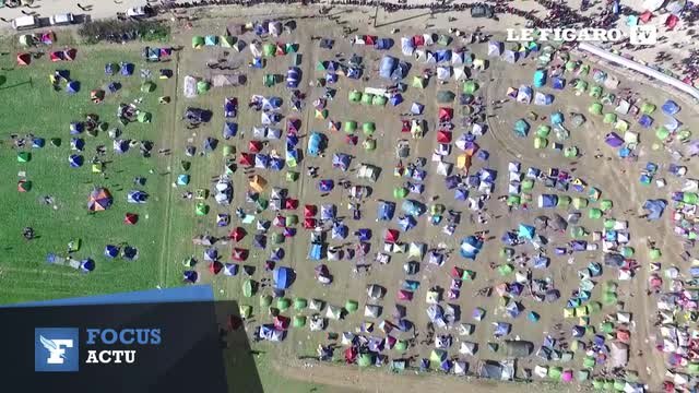 Des milliers de migrants se pressent à la frontière entre la Grèce et la Macédoine