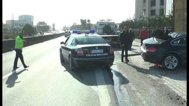AKSIDENT TEK “URA E DAJLANIT” NE DURRES, PLAGOSET RENDE DREJTUESI I NJE “BMW” LAJM