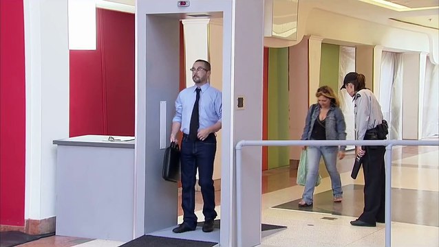 Душ включается с помощью металлоискателя.