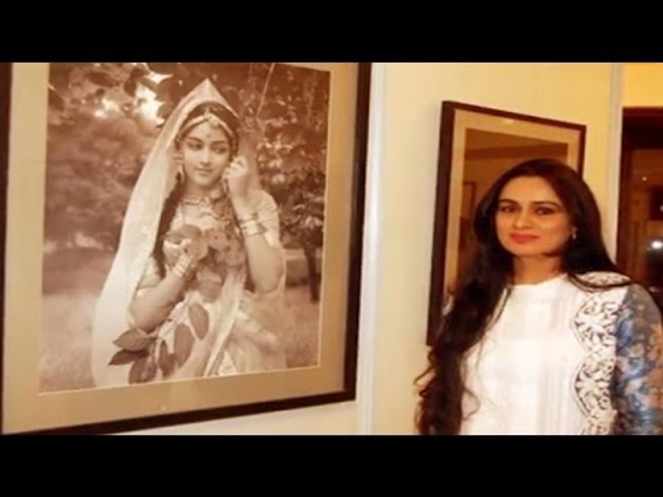 Padmini Kolhapure Inaugurates A Painting Art Exhibition of Legendary Artist J P Singhal