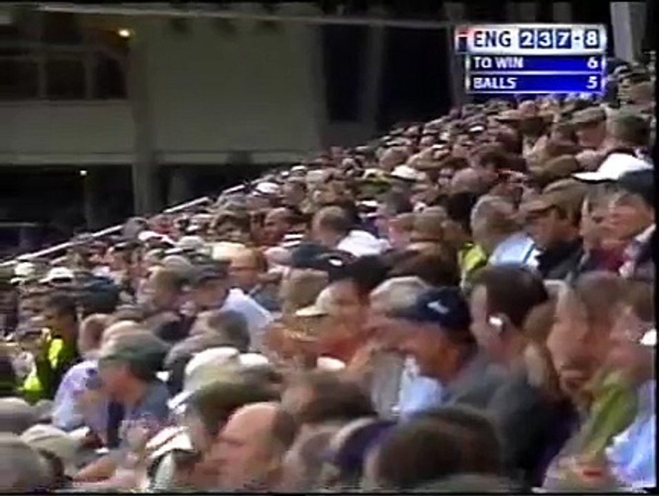 Cricket Lovers: Amazing Catch by Shahid Afridi.... You will watch it twice for sure.... Two fielders collide to catch