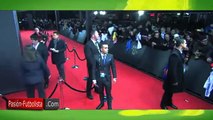 Cristiano Ronaldo cai na risada de fã que caiu no chão - Bola de Ouro FIFA 2015