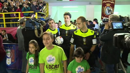 لاعبات كرة قدم في جنوب ايطاليا يتحدين التهديدات بخوض المباريات