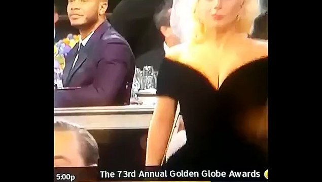 La reacción de Leonardo Di Caprio ante el empujón de Lady Gaga en los Globos de Oro