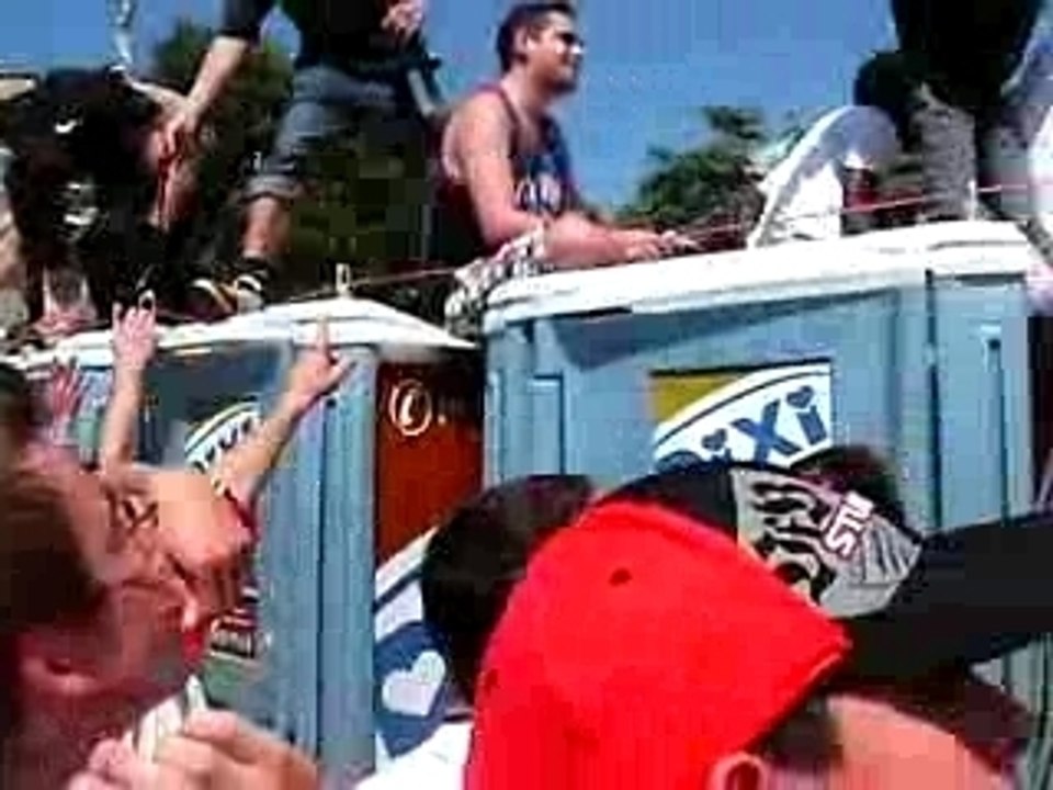 Runter von den Dixi Klos schalalalalala..