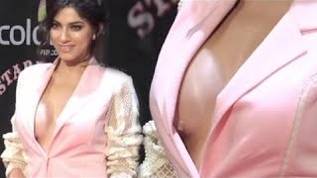 Bollywood actress boobs slip