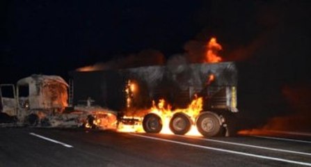 Cizre'de Çatışmaların Ortasında Kalan 30 TIR Kül Oldu