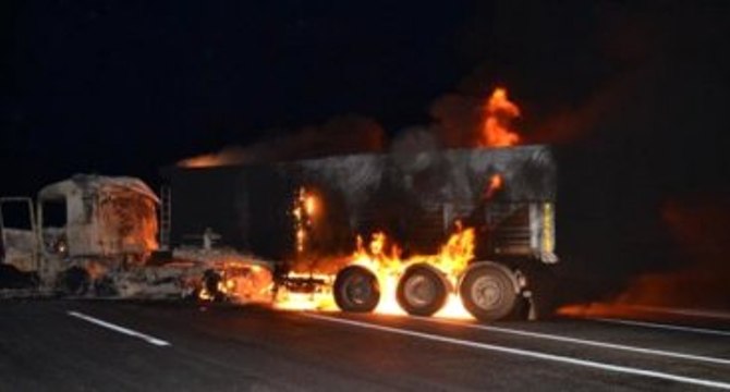 Cizre'de Çatışmaların Ortasında Kalan 30 TIR Kül Oldu