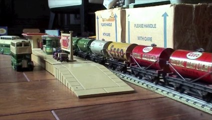 Hornby-Dublo Freight passing through