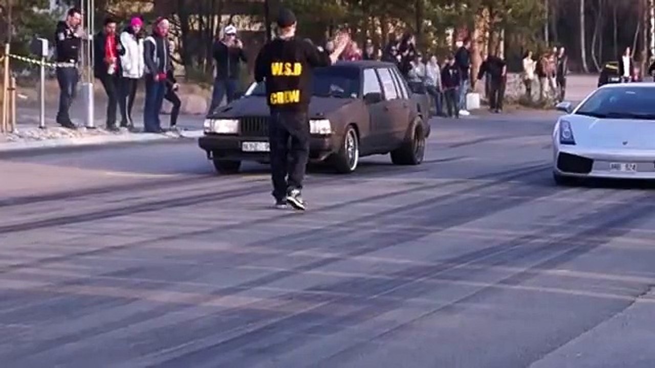 Velhinho Volvo 740 T5 humilha Lamborghini!