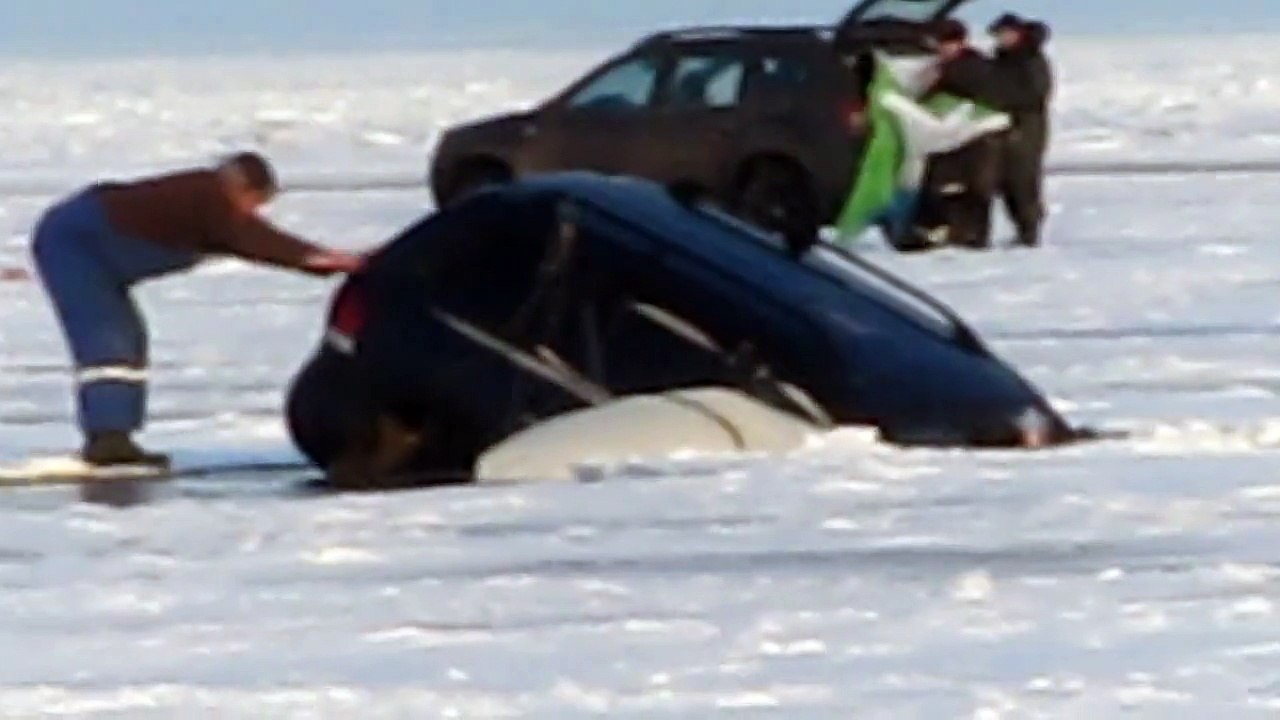Джип провалился под лёд