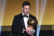 Messi recebe a Bola de Ouro pela quinta vez na carreira