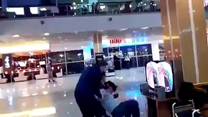 أول مرة يستعمل نظارات 3D هههههههههه