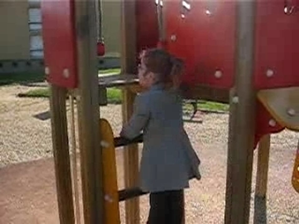 lena grimpe seule au tobogan