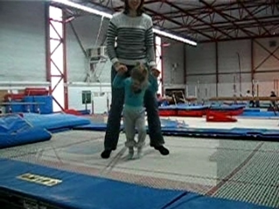 lena débute le trampoline