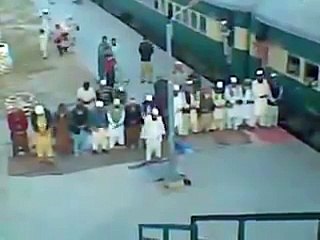 Train doesn't wait for Muslims People praying on the Station