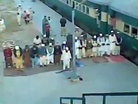 Train doesn't wait for Muslims People praying on the Station