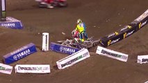 Grosse bagarre en pleine course de supercross entre 2 motards