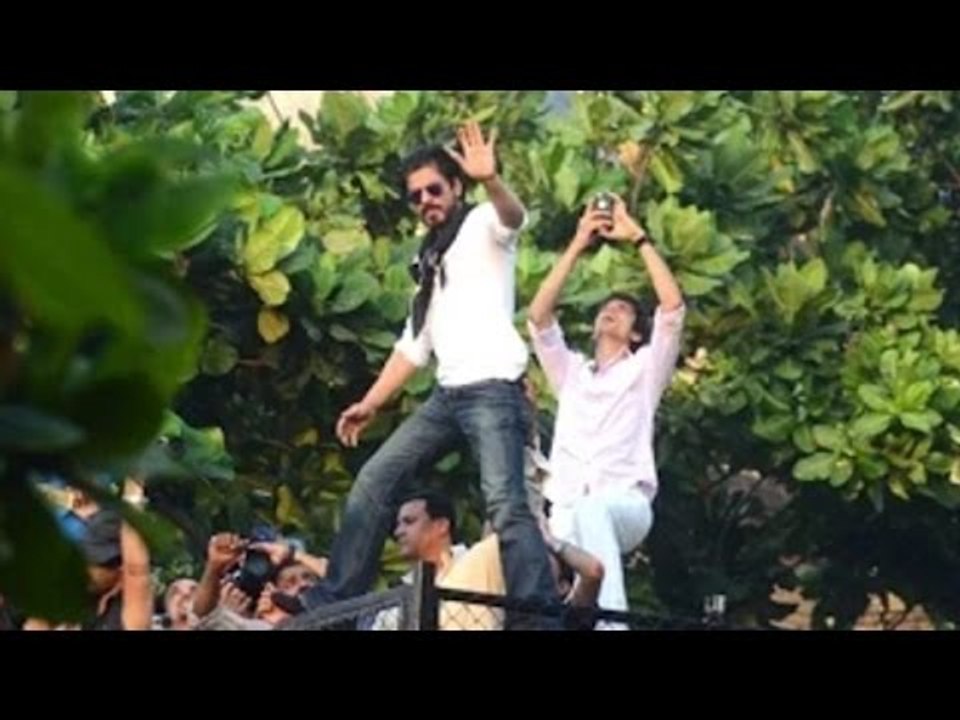 Shahrukh Khan Waves To Fans @ Mannat On His 50th BIRTHDAY