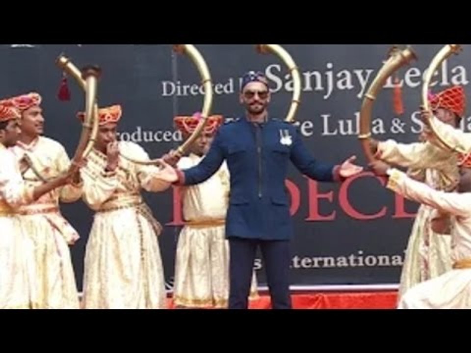 UNCUT: Bajirao Mastani FUNNY Poster Launch | Ranveer Singh, Deepika Padukone, Priyanka Chopra