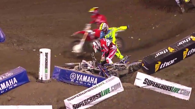 Un motard frappe un autre qui vient de le faire tomber pendant une course