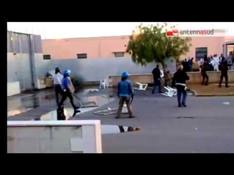 Tg Antenna Sud - Petardi contro il Cie  di Brindisi