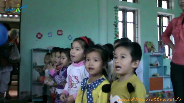 Visit the primary school in the village of ethnies on the way to Mai Chau | Vietnam Travel