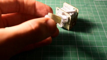 Il construit un moteur V8 miniature avec uniquement du papier !