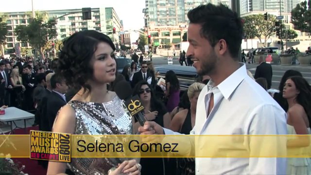 Selena Gomez - 2009 Red Carpet Interview (American Music Awards)