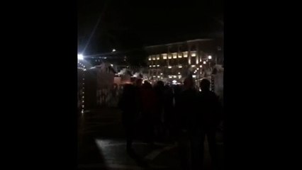 Fəvvarələr Meydanında iki qız oğlan üstündə dava etdi