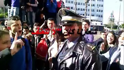 فيديو بوليسي يعتدي على تلميذ ذو 17 سنة أثناء الاحتجاجات على وزير التربية ناجي جلول