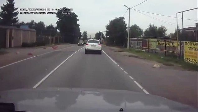 Ne jamais téléphoner au volant.. Gros accident de voiture