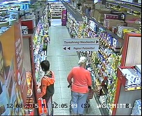 مراهق يتسلل خلف امرأة بخفة غير عادية