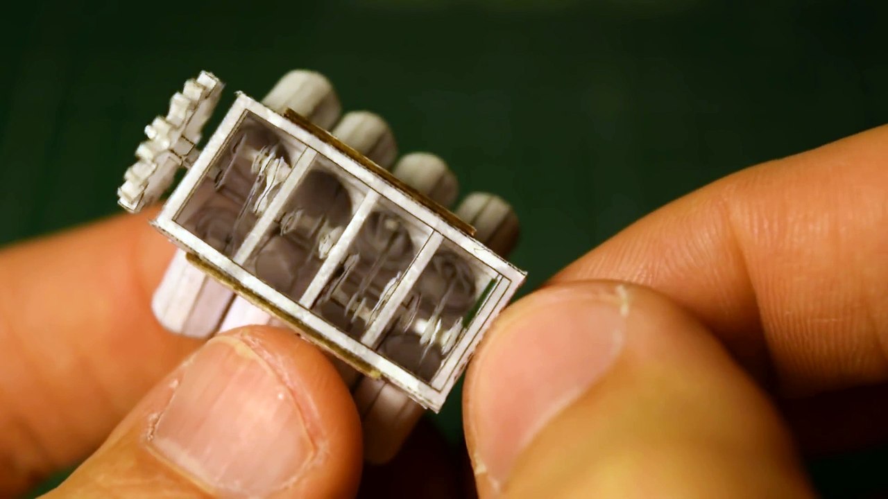 Il fabrique un moteur V8 miniature en papier parfaitement fonctionnel