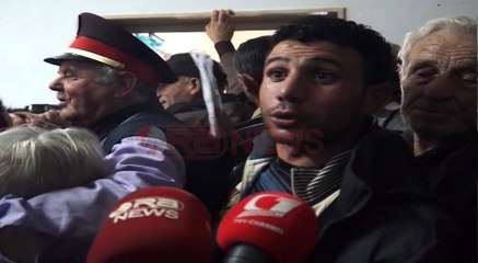 Kaos për kartat e shëndetit, rradha mbahet nga policia e Shtetit e Security- Ora News