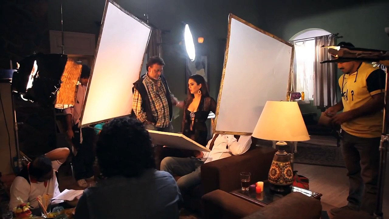 Sunny Leone Hot Kissing Scene in Bathroom Ragini MMS 2
