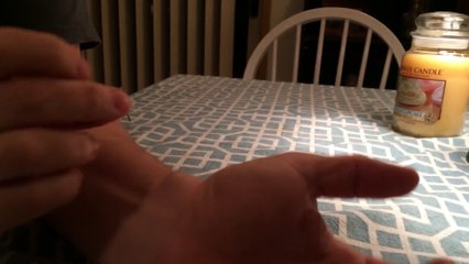 Percement d'un kyste synovial au poignet avec une punaise