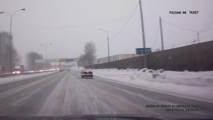 Dash cam captures vehicle losing control on icy highway