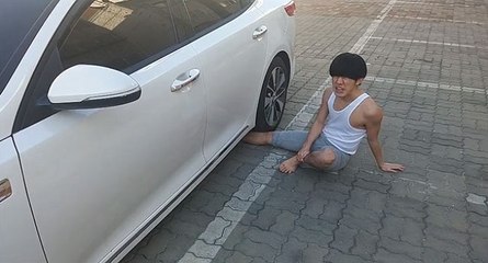 Une voiture lui roule sur la jambe