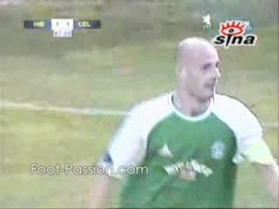Combat pour un ballon Hibernian - Celtic