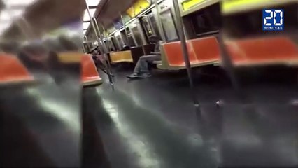 Il offre ses vêtements à un SDF torse nu dans le métro