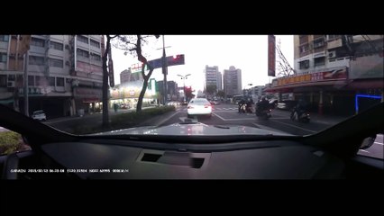 Un homme veut impressionner sa copine en voiture