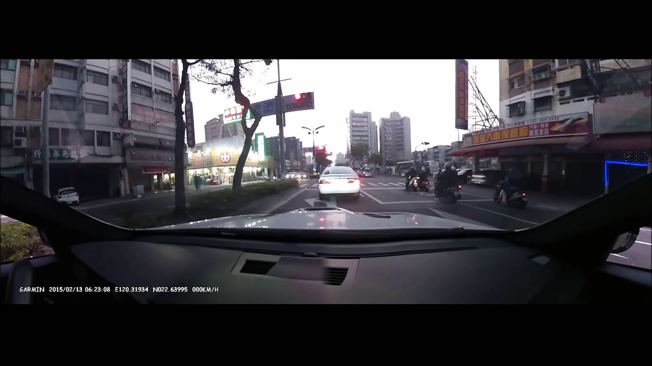 Un homme veut impressionner sa copine en voiture