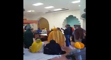 Les membres d'un temple Sikh se battent