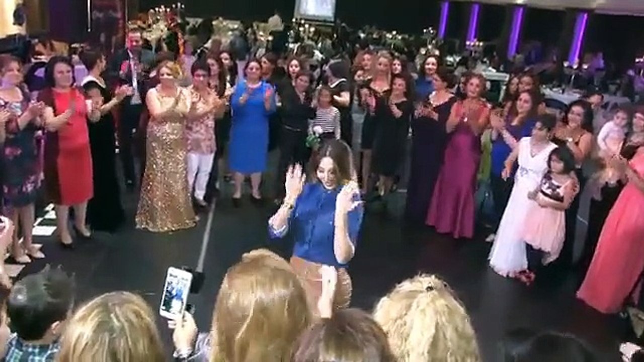 İZLE BİR DAHA İZLERSİN KIZ SÜPER OYNUYOR ORYANTAL